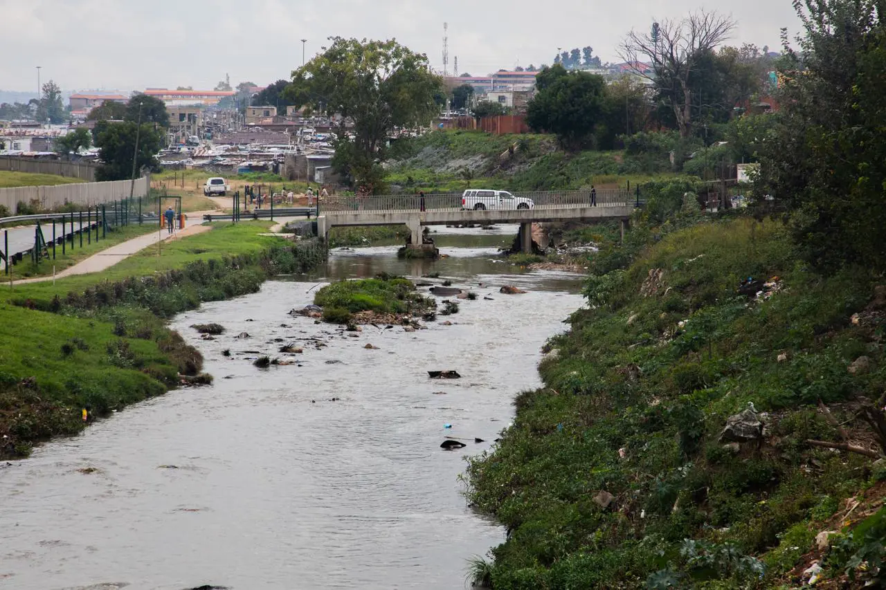 The community of Alexandra, in the north of Johannesburg, is turning trash into art through the recycling of waste found at the Jukskei River. Picture: Simphiwe Nkosi/Eyewitness News. The community of Alexandra, in the north of Johannesburg, is turning trash into art through the recycling of waste found at the Jukskei River. Picture: Simphiwe Nkosi/Eyewitness News.