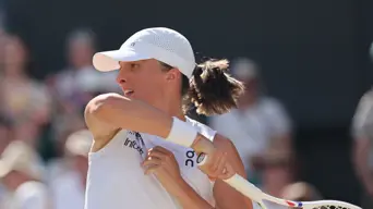 Swiatek destroys Anisimova to win first Wimbledon title Swiatek destroys Anisimova to win first Wimbledon title