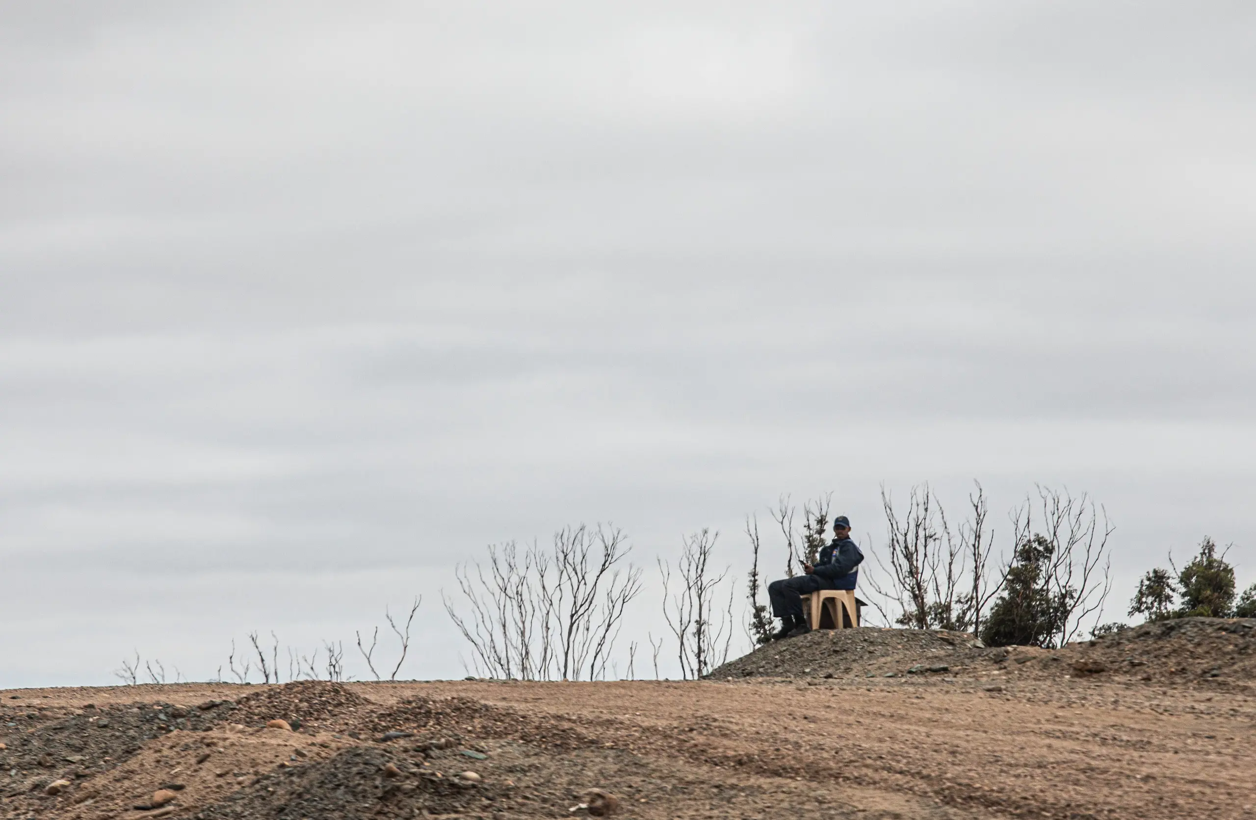 A guard sits and keeps watch on a mine just outside Sandrift, one of the communities waiting to benefit from years of diamond mining. Picture: Kayleen Morgan/Eyewitness News A guard sits and keeps watch on a mine just outside Sandrift, one of the communities waiting to benefit from years of diamond mining. Picture: Kayleen Morgan/Eyewitness News
