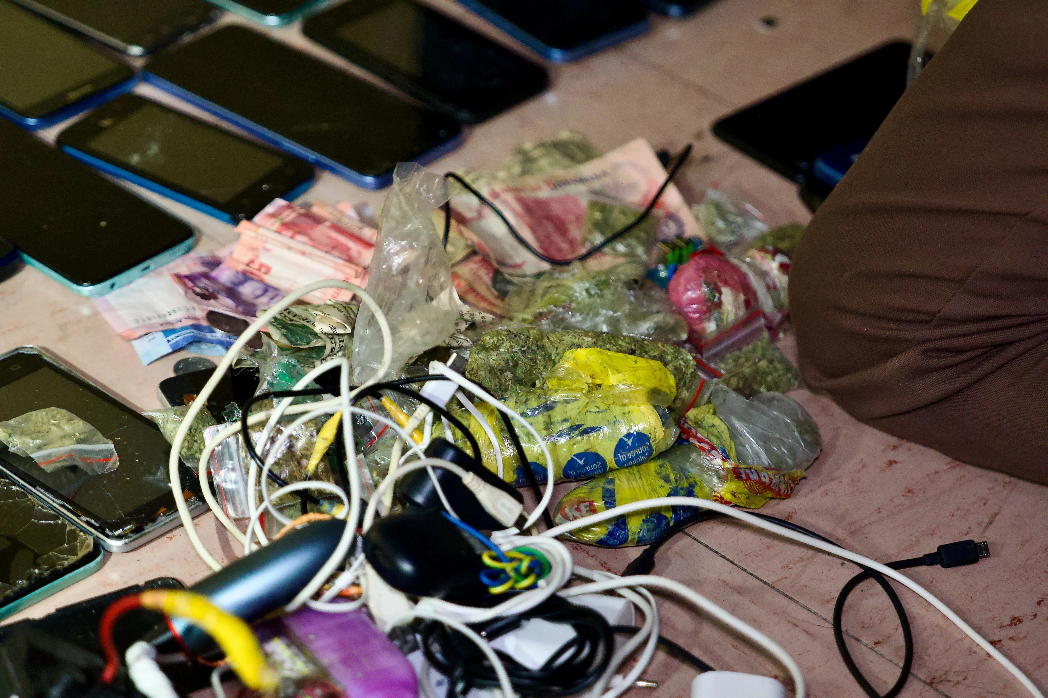 Contraband found at the Kgosi Mampuru Correctional Facility during a surprise raid led by national Commissioner Samuel Thobakgale on 8 July 2025. Picture: Katlego Jiyane/Eyewitness News Contraband found at the Kgosi Mampuru Correctional Facility during a surprise raid led by national Commissioner Samuel Thobakgale on 8 July 2025. Picture: Katlego Jiyane/Eyewitness News