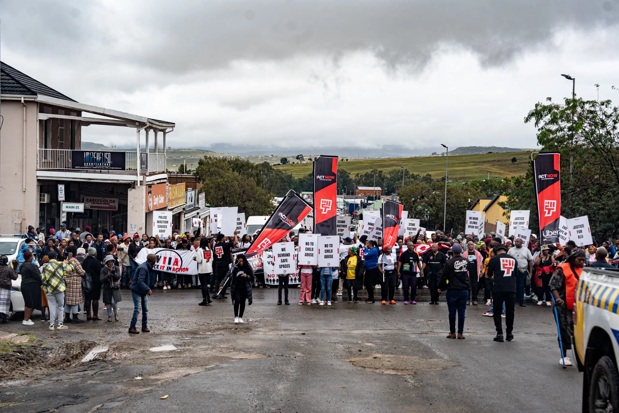 Matatiele residents and various civil organisations marched to the police station to hand over a petition demanding justice for the children who've been raped in the area. Picture: Kayleen Morgan/Eyewitness News Matatiele residents and various civil organisations marched to the police station to hand over a petition demanding justice for the children who've been raped in the area. Picture: Kayleen Morgan/Eyewitness News